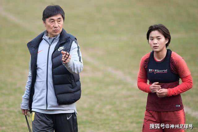 麦卡利斯特晒与梅西合照：迈出重要的一步，胜利凝聚了大家的努力